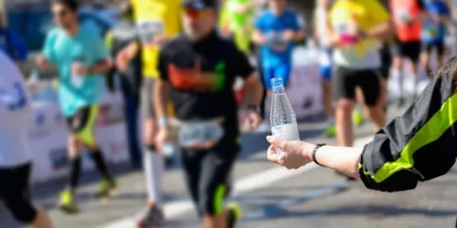 water uitdelen lopers water uitdelen lopers